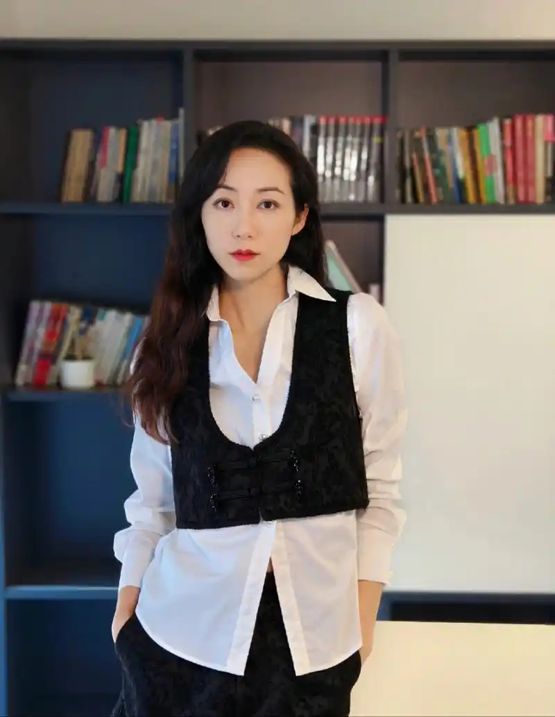 韩雪超短裙职业装写真,这要是成为你的秘书,你还会认真工作吗?