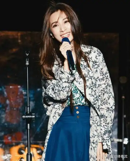 田馥甄素颜游玉山为复出做准备,网友:"双面人"我们不欢迎!