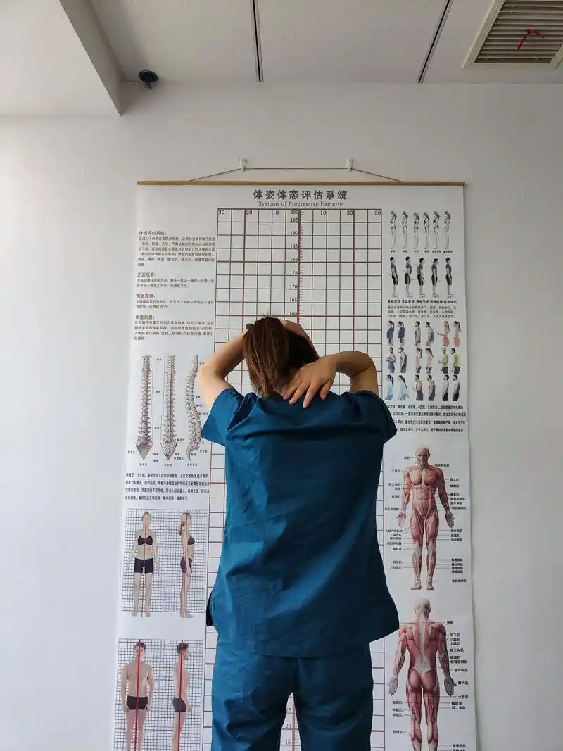 改善翼状肩胛的几个动作!动作1: 肩胛提肌拉伸:身体中 - 抖音