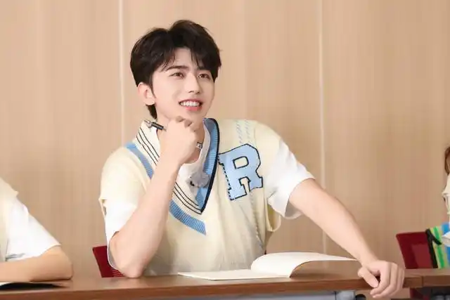 《偶像练习生》后以nine percent一员出道,组合在2020年解散后,蔡徐坤