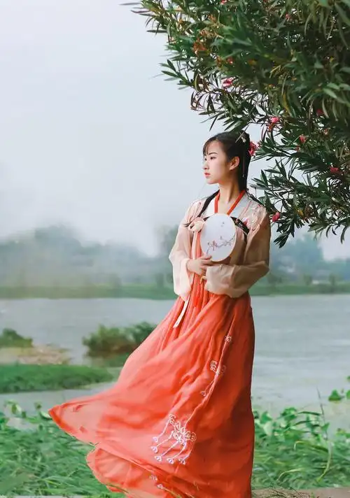 中国传统汉服真的有不一样的气质美女穿上后更显文雅清秀