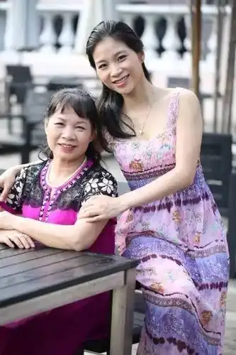 "我是个舞者,经常在舞台上表演,因为我遗传妈妈的才艺细胞,她参加过