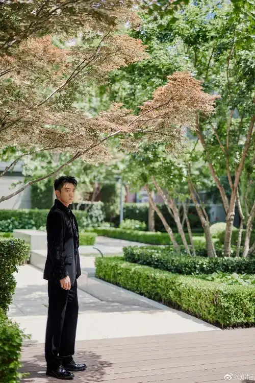 郑恺说好久不见华表奖#郑恺说好久不见,华表奖～黑色西装造型好有
