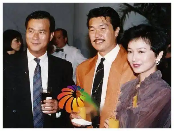 70岁赵雅芝晒与老公合照返老还童网友调侃男方身份曝光