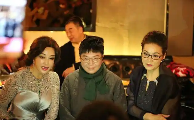 63岁潘虹全家近照前夫有才背景超显赫独身30年至今无儿女