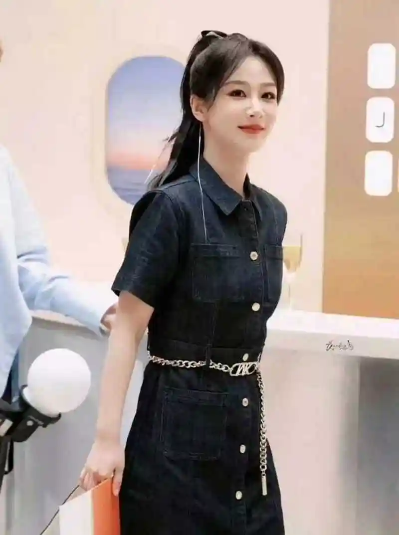 杨紫真的瘦了,穿这件牛仔裙是真的好看.