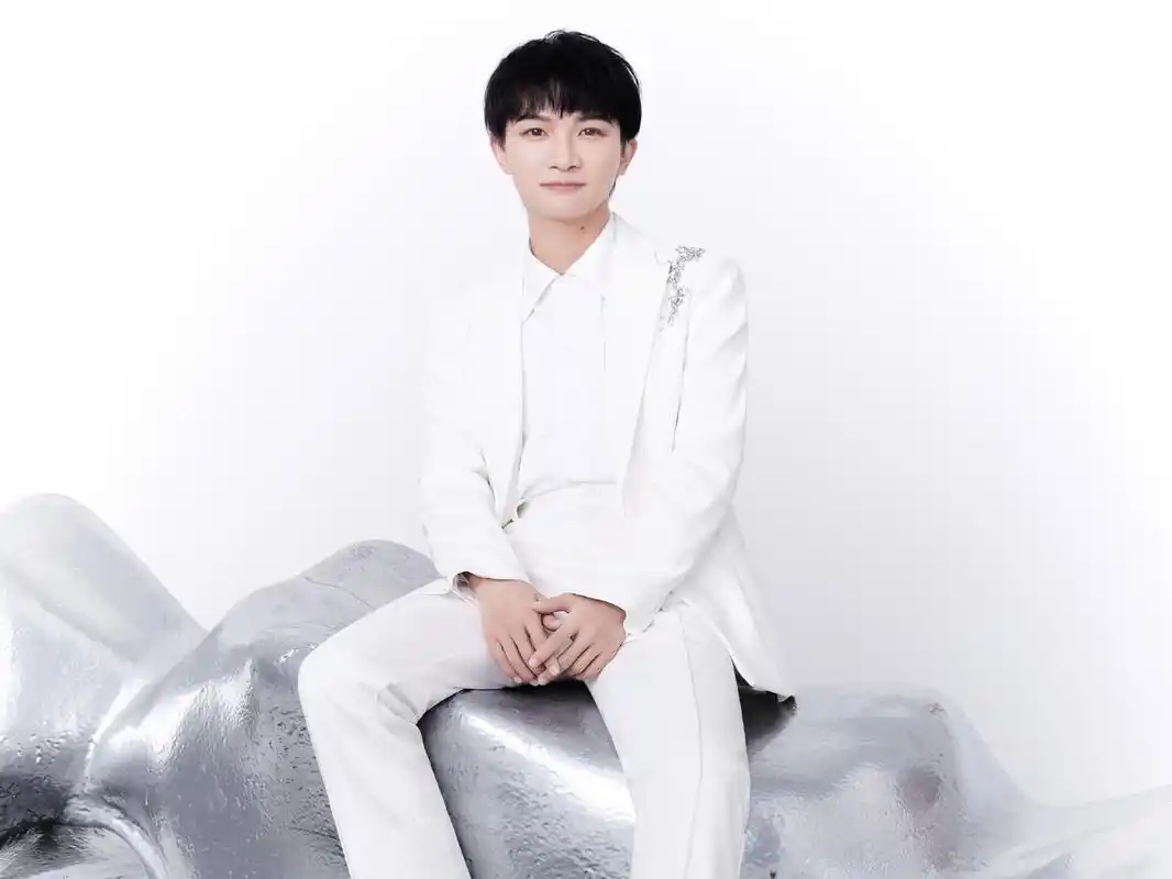 周深再唱三国宿命感,《歌声与微笑》回忆童年