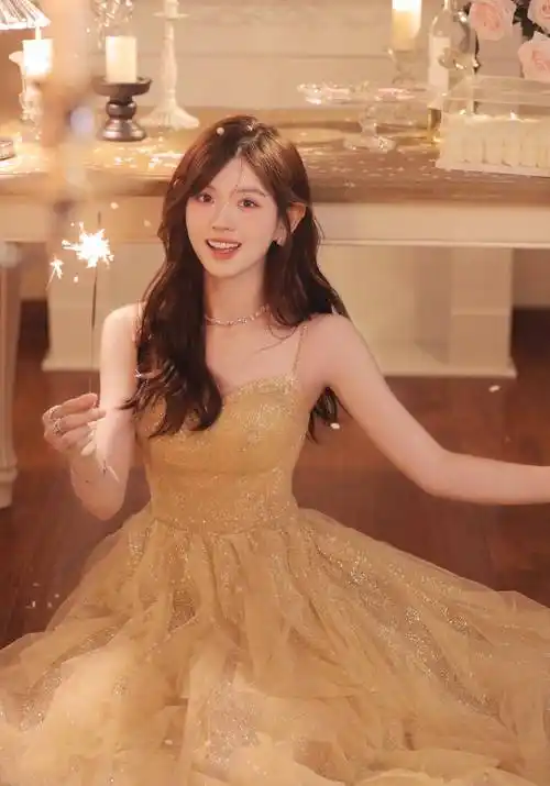 南昌大学校花钟恩淇海滩散步,蓝色长裙,迷人笑容如少女一般_写真_社交