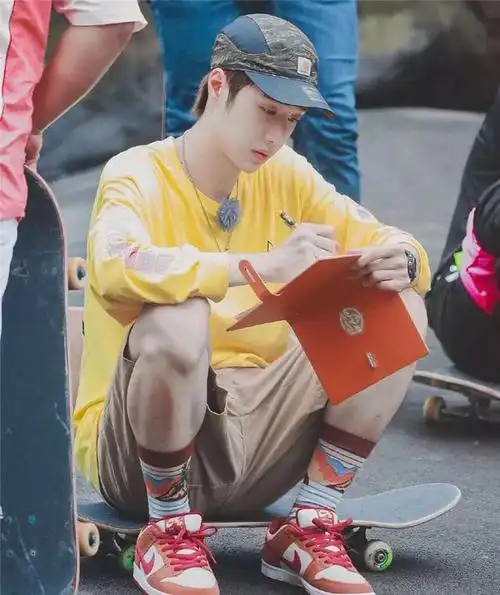 王一博首次与民航合作 , 网友们的评论太有趣