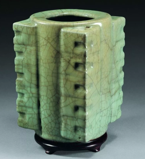 一般认为始出现于南宋,但是现已发现,自北宋以来就有琮式瓶的生产