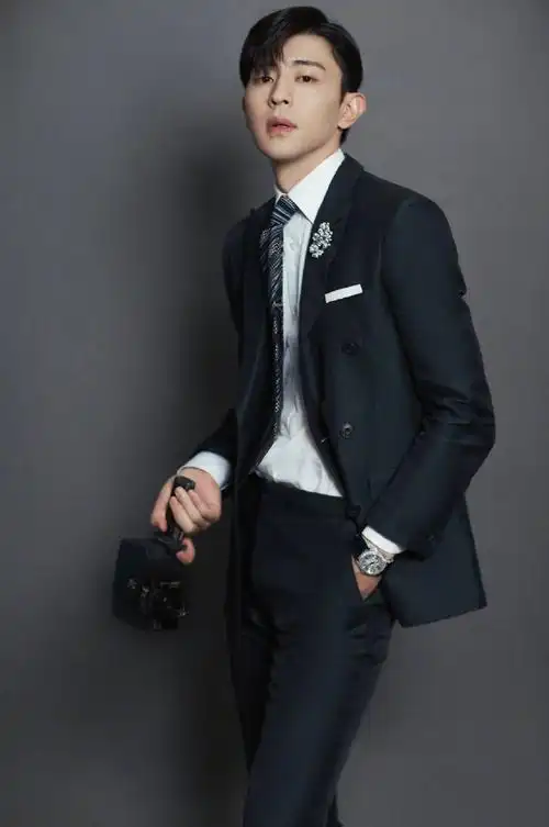 邓伦[超话]##邓伦光影绅士大片