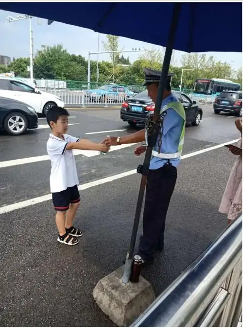 给孩子帮助别人的勇气和方法 ——信谊小学204班中队假日活动
