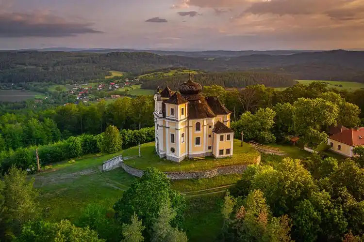 山中的别墅建筑物