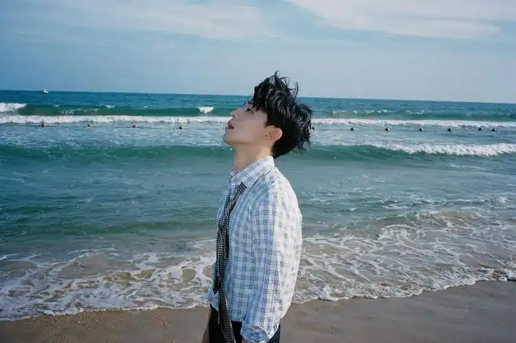 邓伦海岸胶片大片 格子衬衫的帅气伦……__财经头条