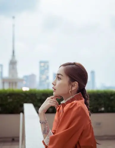 angelababy橙色裙仙女,李宇春橙卫衣尴尬,这是怎么火的