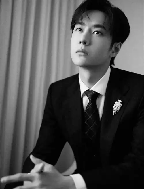 王一博现身香港梦回无名叶先生#王一博湾区升明月晚会路透黑西装造型