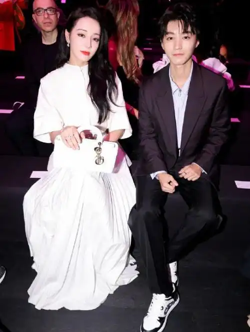 近日巴黎时装周 迪丽热巴王俊凯同框合照 太惊艳了!