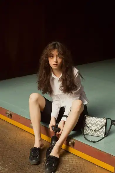 演员春夏曝街头写真清凉画风尽显俏皮灵动