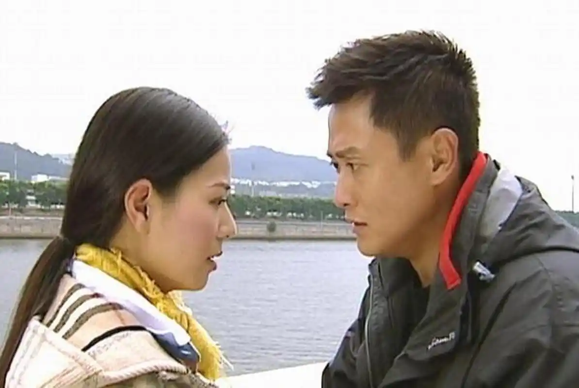 三年前(2020年初),港星魏骏杰迎来人生黑暗时刻,小20岁的张利华不但自