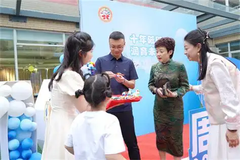 成华区双水碾街道办事处党工委书记欧果先生;成华区教育局党组成员