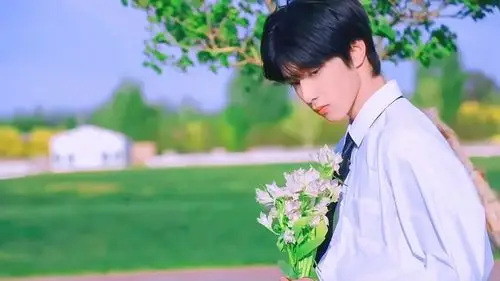 刘耀文 刘:烦死了,戴着口罩都不能随时亲你了  (紧紧牵着你的手)