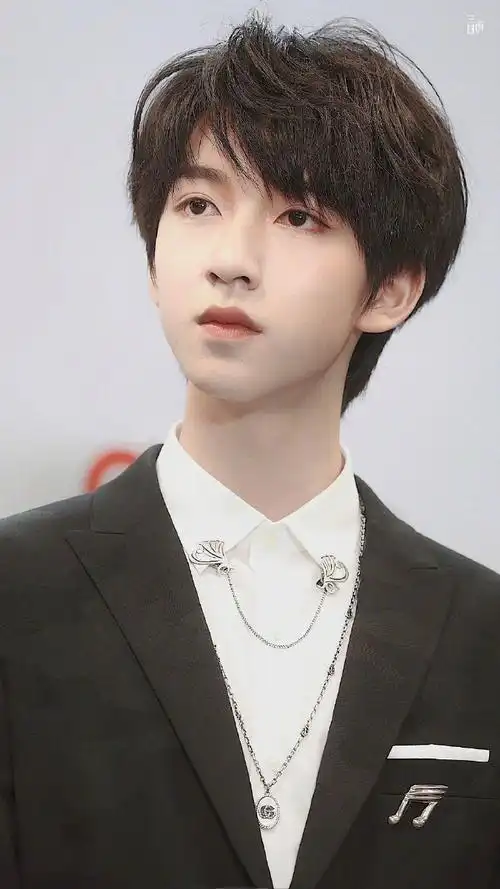 贺峻霖出圈饭拍图