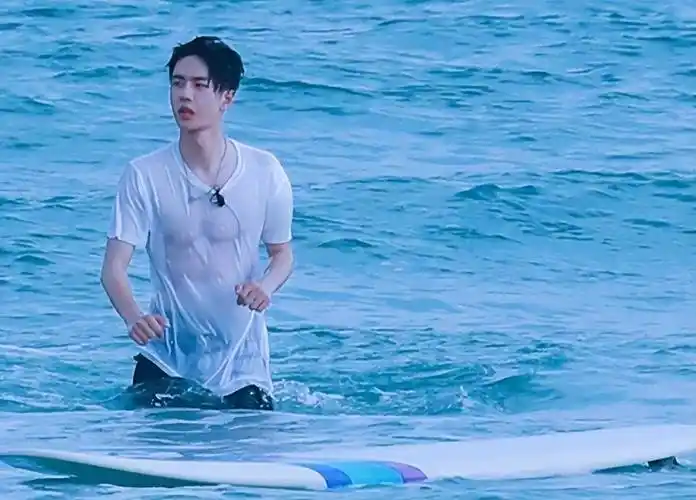 娱乐圈中的"肌肉男神",罗云熙身材绝了,王一博肌肉若隐若现_健身_腹肌