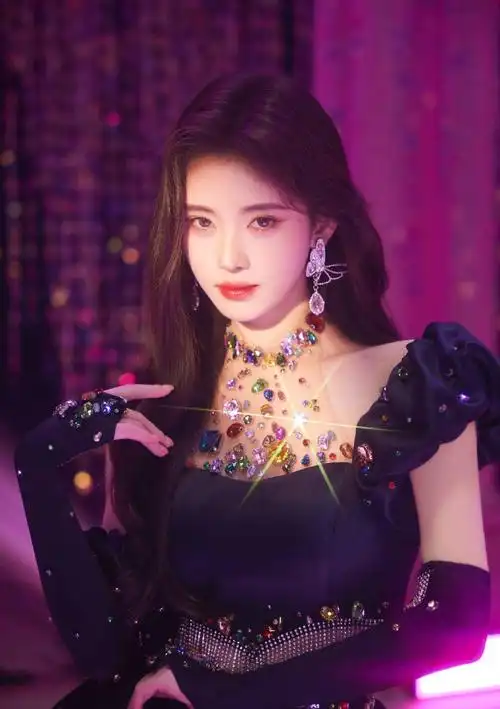 鞠婧祎穿撞色蓬蓬裙化身舞台精灵,聚光灯下闪耀迷人__财经头条