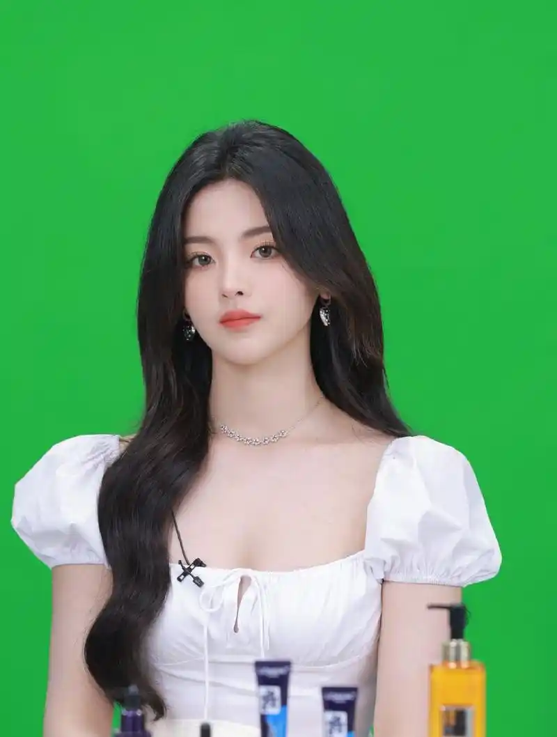 组图:杨超越蓬蓬裙披肩美发显温柔 嘴角一抹浅笑灵动可爱