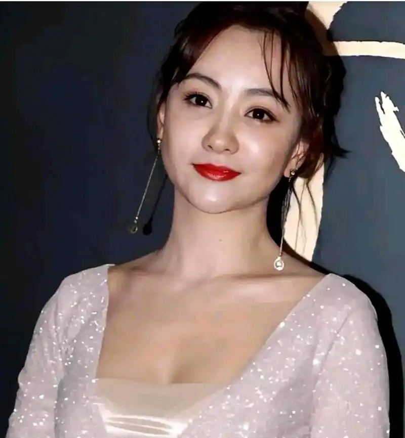 杨蓉,80后美女演员,穿着粉色礼服裙,展现出温婉贤淑的气质和高雅风范.