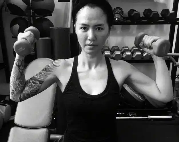 当女星纹上大花臂,谭维维霸气,范晓萱最个性,但都输给了她!