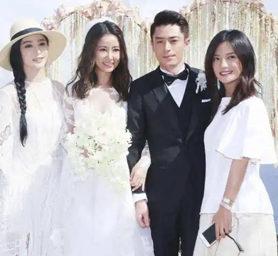 霍建华夫妇庆结婚4周年,合拍照曝光:心如娇羞捂脸躲到丈夫怀中_林心如