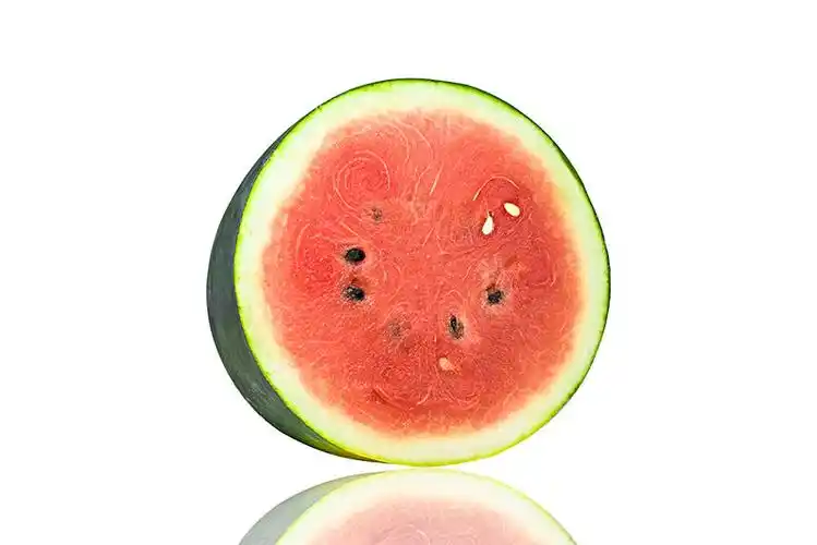 切开的半颗西瓜孤立在白色的背景上