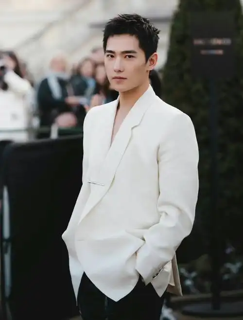 杨洋好像一位白马王子,穿白色西装现身街头,五官俊朗气质抢镜