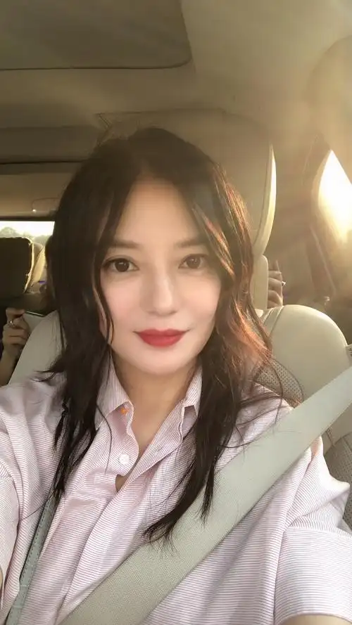 赵薇晒自拍,t恤配马尾辫少女感十足!穿牛仔素颜走机场休闲减龄