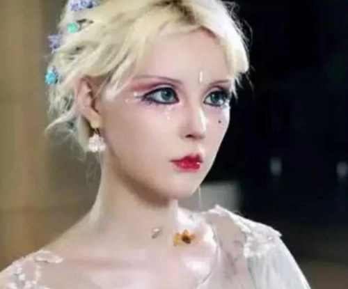 记得整容成"芭比娃娃"的女孩吗?被富豪高价追求,今过得怎样?