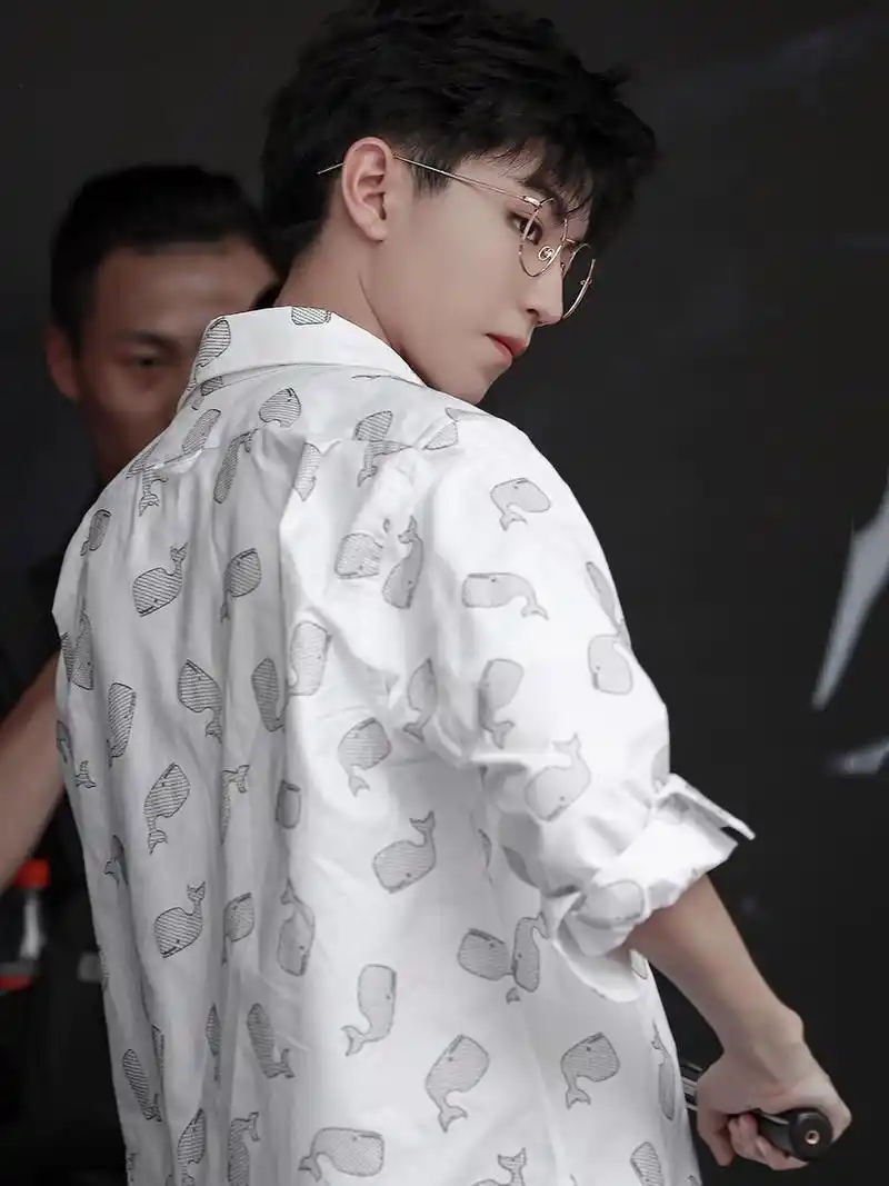 王俊凯又穿白衬衫,搭配金丝边眼镜,帅成"斯文败类"!