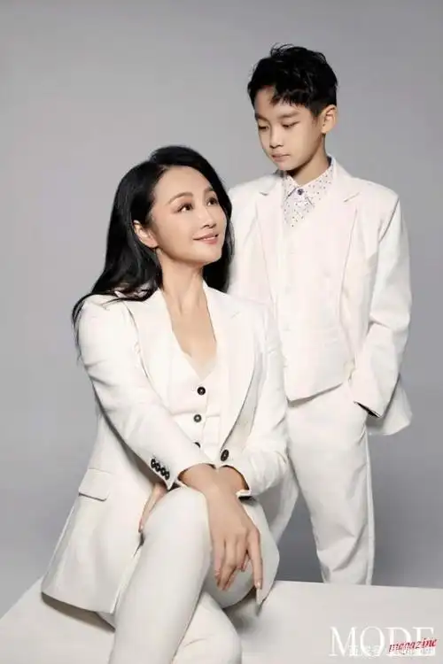 曹颖亲子大片上线,9岁儿子颜值超高,50岁瞿颖职业笑容显僵硬