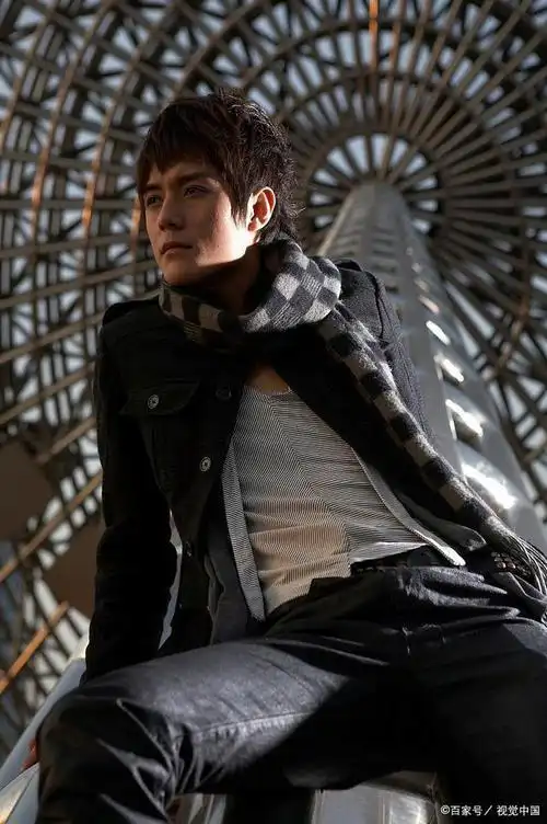 张超是一位年轻有为的演员,曾出演过《独家记忆》《棋魂》《你的名字