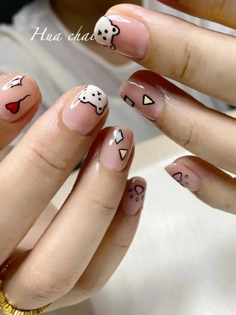 发个手绘小熊熊93.#可爱短甲 #短甲 #手绘美甲 - 抖音