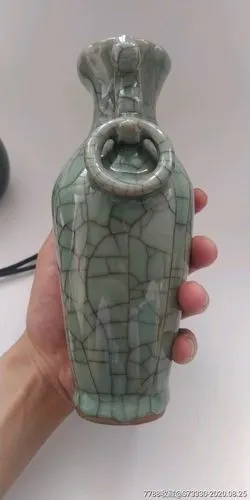 现代官字款哥釉开片双耳瓶