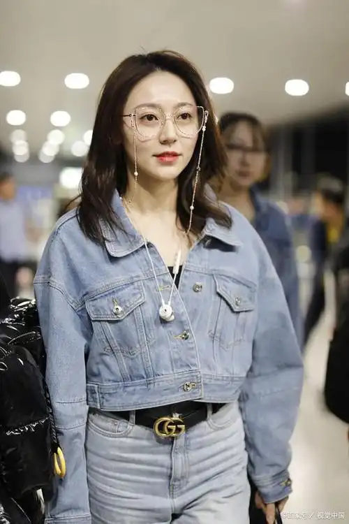 黄梦莹牛仔装帅酷有型,成熟温婉的气质愈发美丽可人