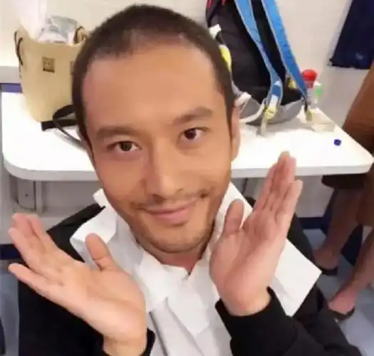 黄晓明的发际线之谜:节目里头套穿帮,假发还是植发更合适?