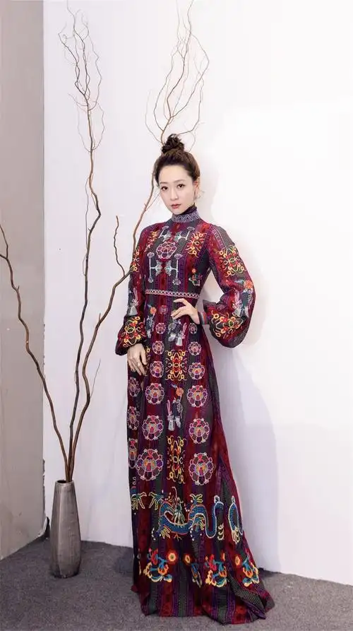 白冰受邀中国时装周观秀 身着刺绣长裙诠释东方美