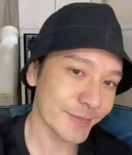 原创原创43岁黄晓明晒素颜面容虽憔悴但颜值依旧很高baby捡到宝了