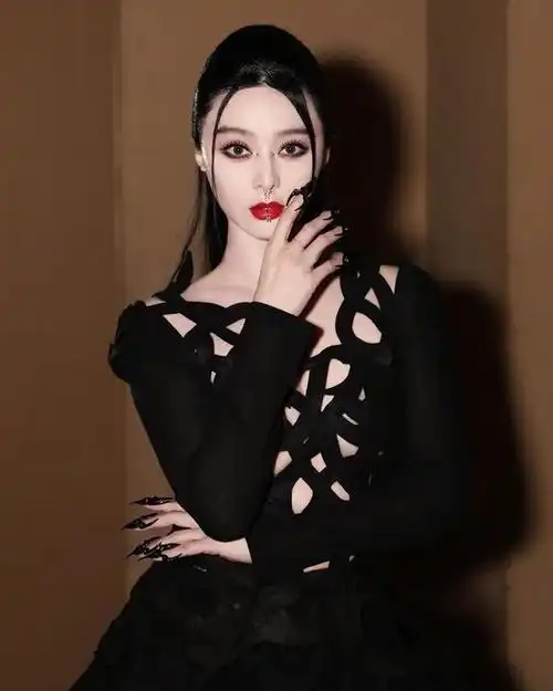 42岁范冰冰高调复出脸上多了3个穿环性感美照刷足存在感