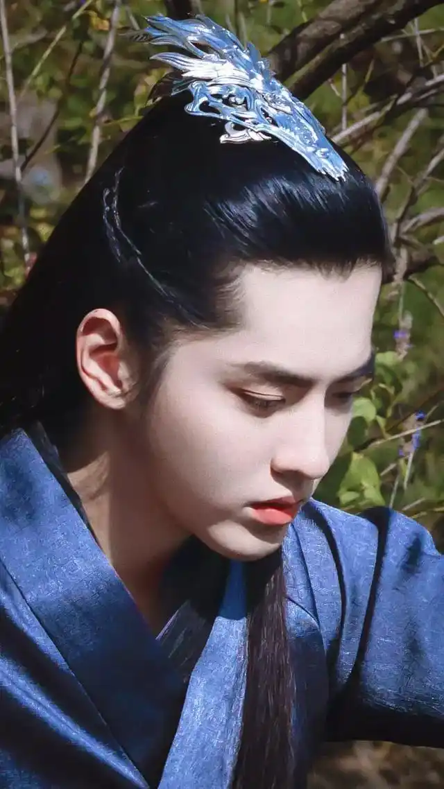 吴亦凡古装生图,腰有点粗但脸确实瘦了,网友:和精修完全两个人