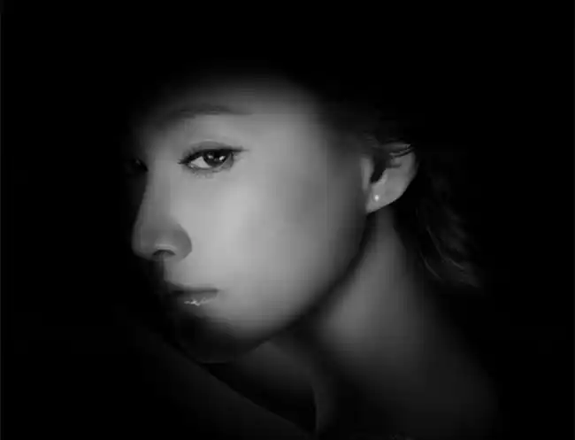 黑色背景美女素材 《女人心》