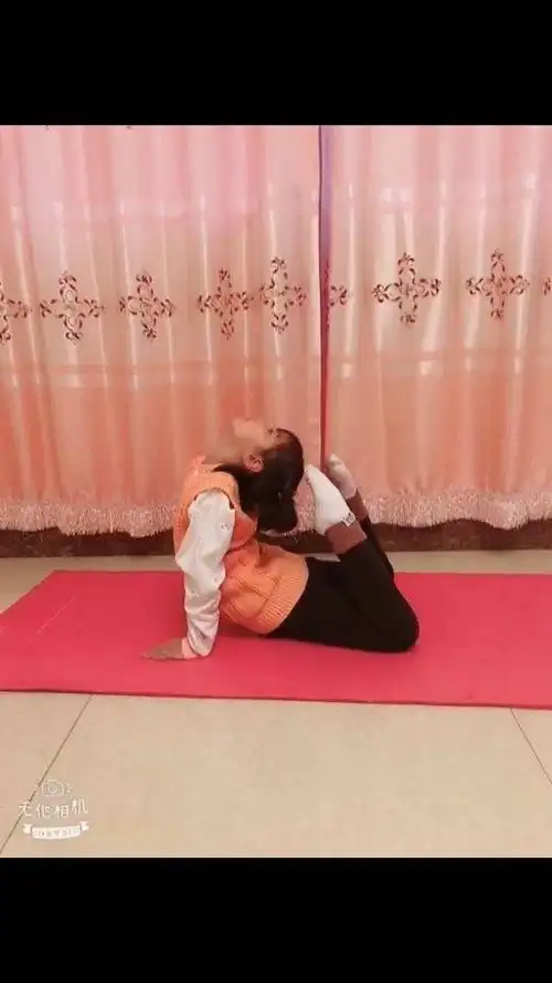 篇: 坚持每天练习舞蹈的基本动作,舞蹈中只要脚没站立时,都要绷直脚尖