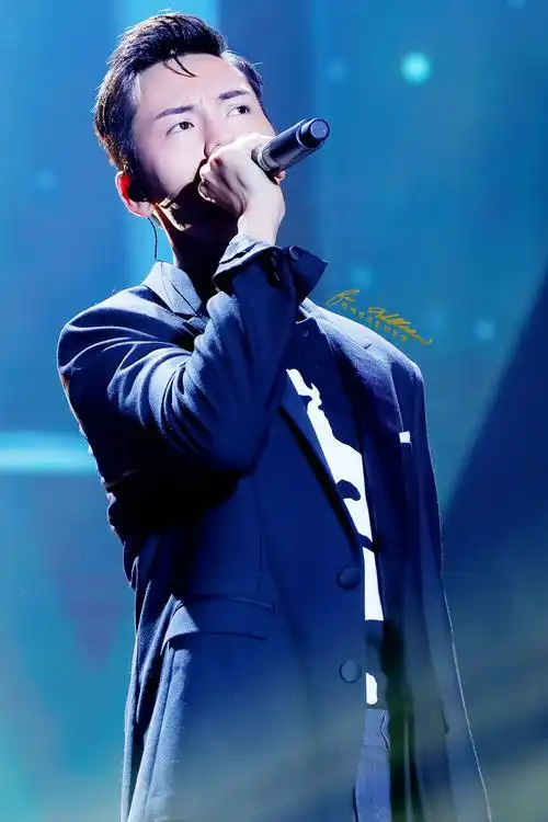 170430 广州inside me巡回演唱会 2000 x 3000 px (图源: 微博@陈伟霆